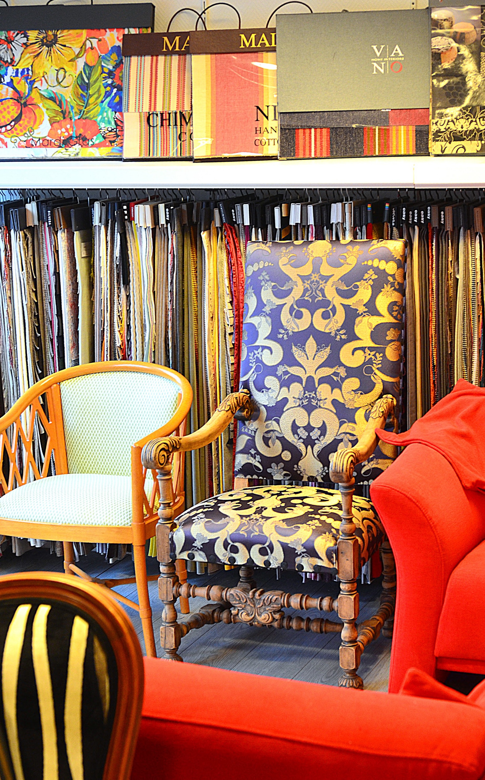 Klassieke en moderne beklede stoelen met stoffenstalen in de winkel