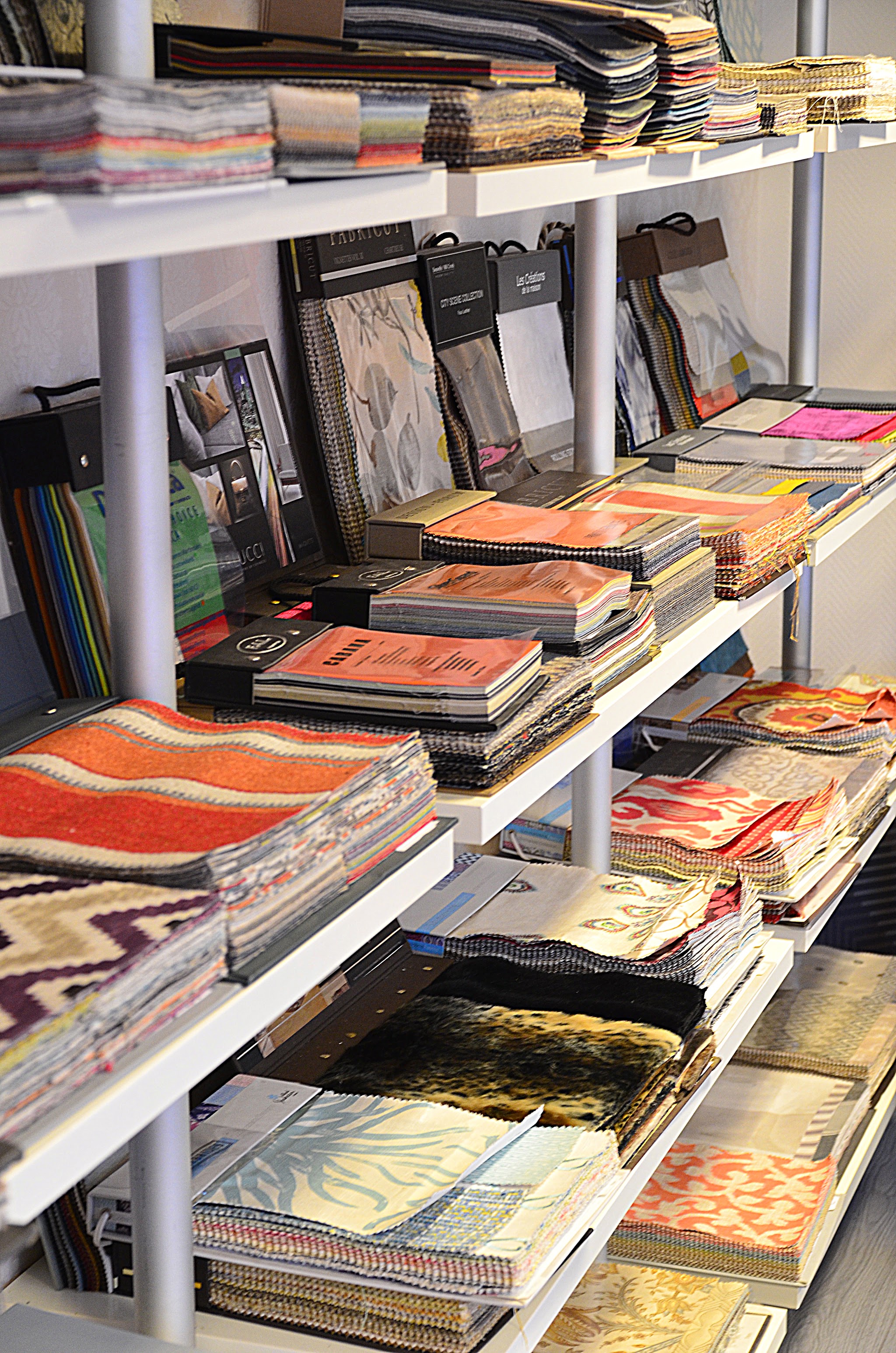Stoffenboeken en kleurstalen in de meubelstoffeerderij